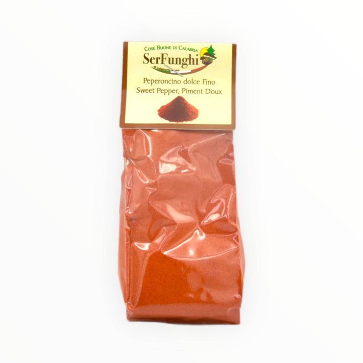 Confezione di peperoncino dolce macinato fino Serfunghi, per insaporire le ricette con calore delicato e aroma vibrante.